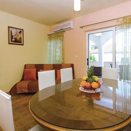 Lägenhet Cozy In Kastel Stafilic Kaštela